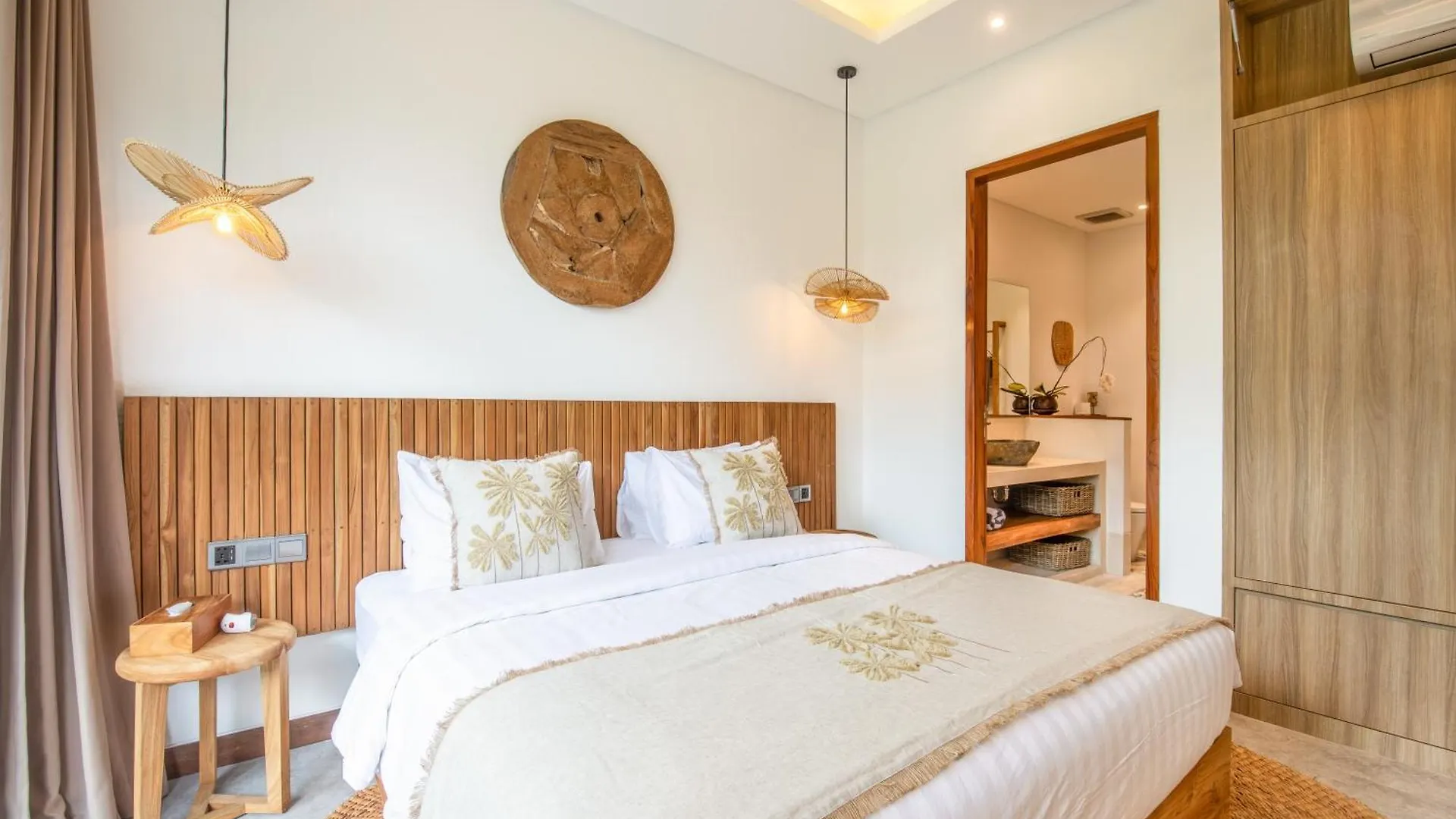 Coastal Elegance 4Br Villa, 400M To Finns, Indonesia