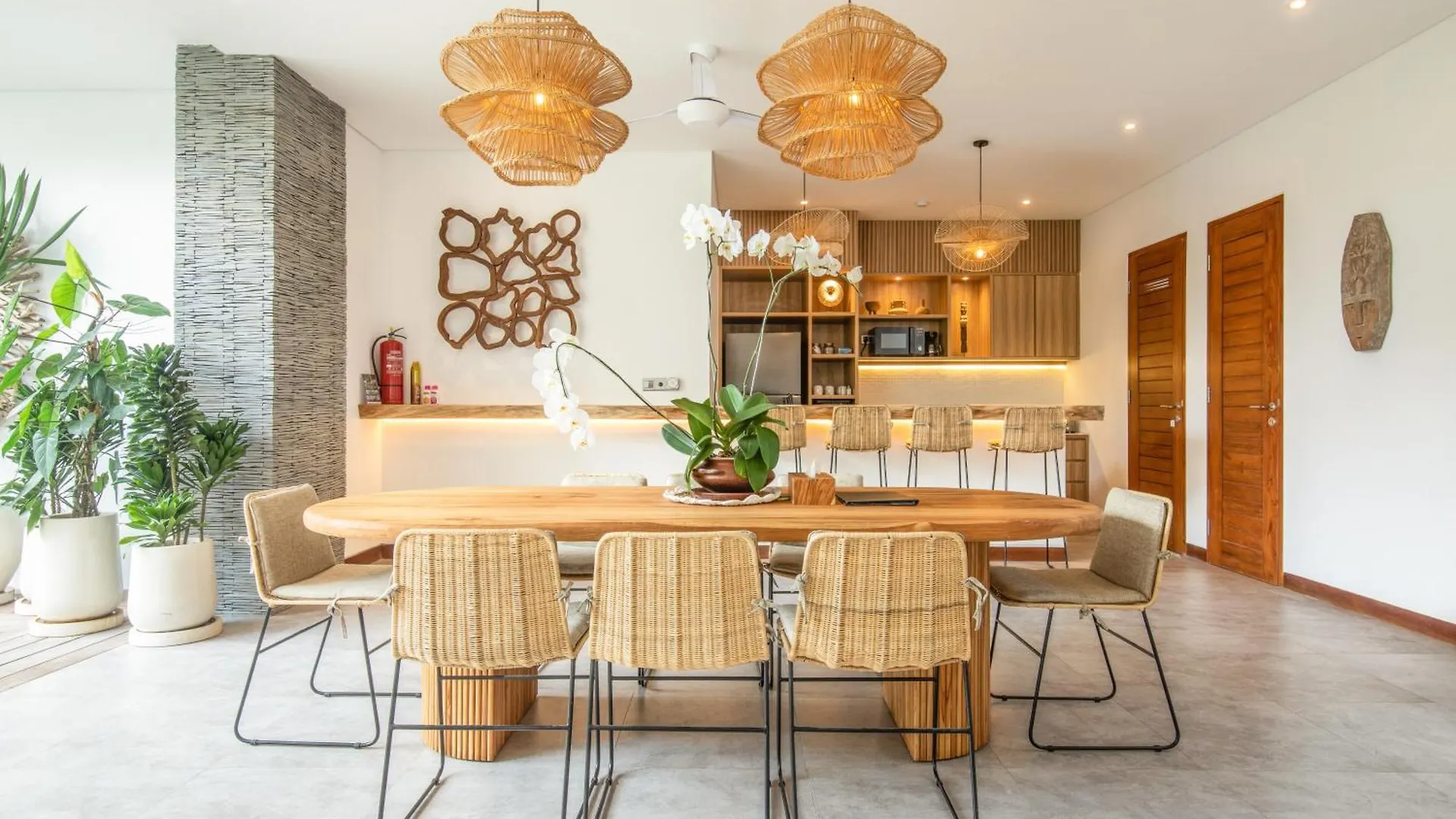 Coastal Elegance 4Br Villa, 400M To Finns, Canggu (Bali)