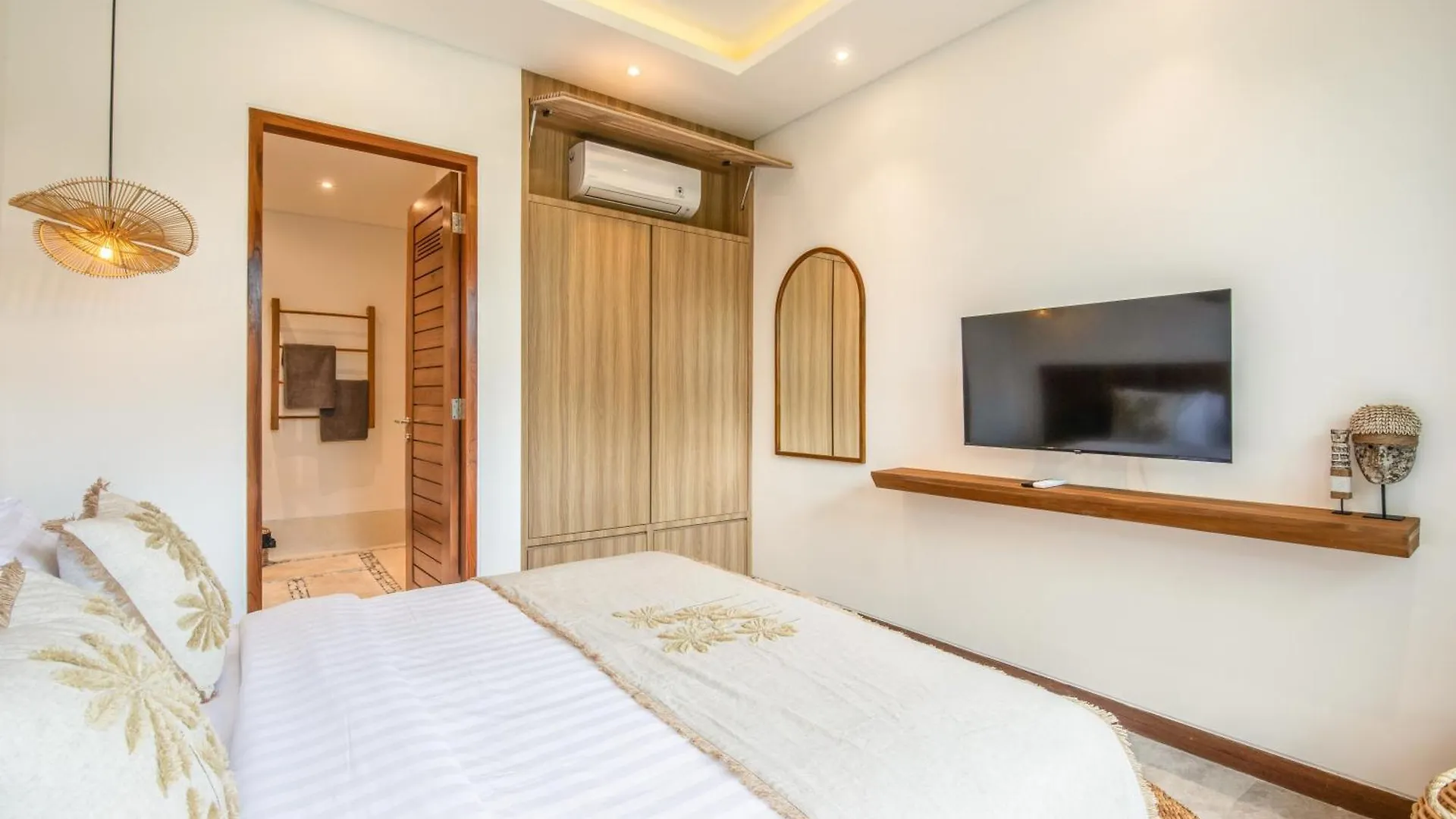 Coastal Elegance 4Br Villa, 400M To Finns, Canggu (Bali)